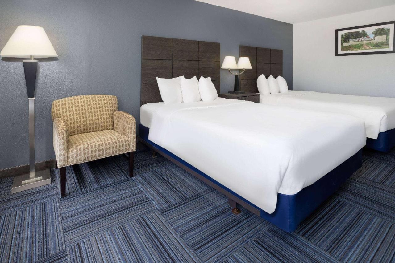 Baymont By Wyndham Appleton Hotel Exterior photo