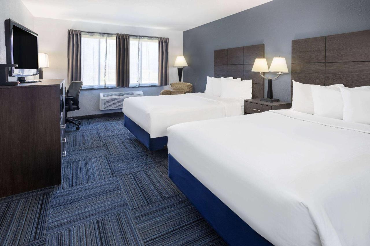 Baymont By Wyndham Appleton Hotel Exterior photo