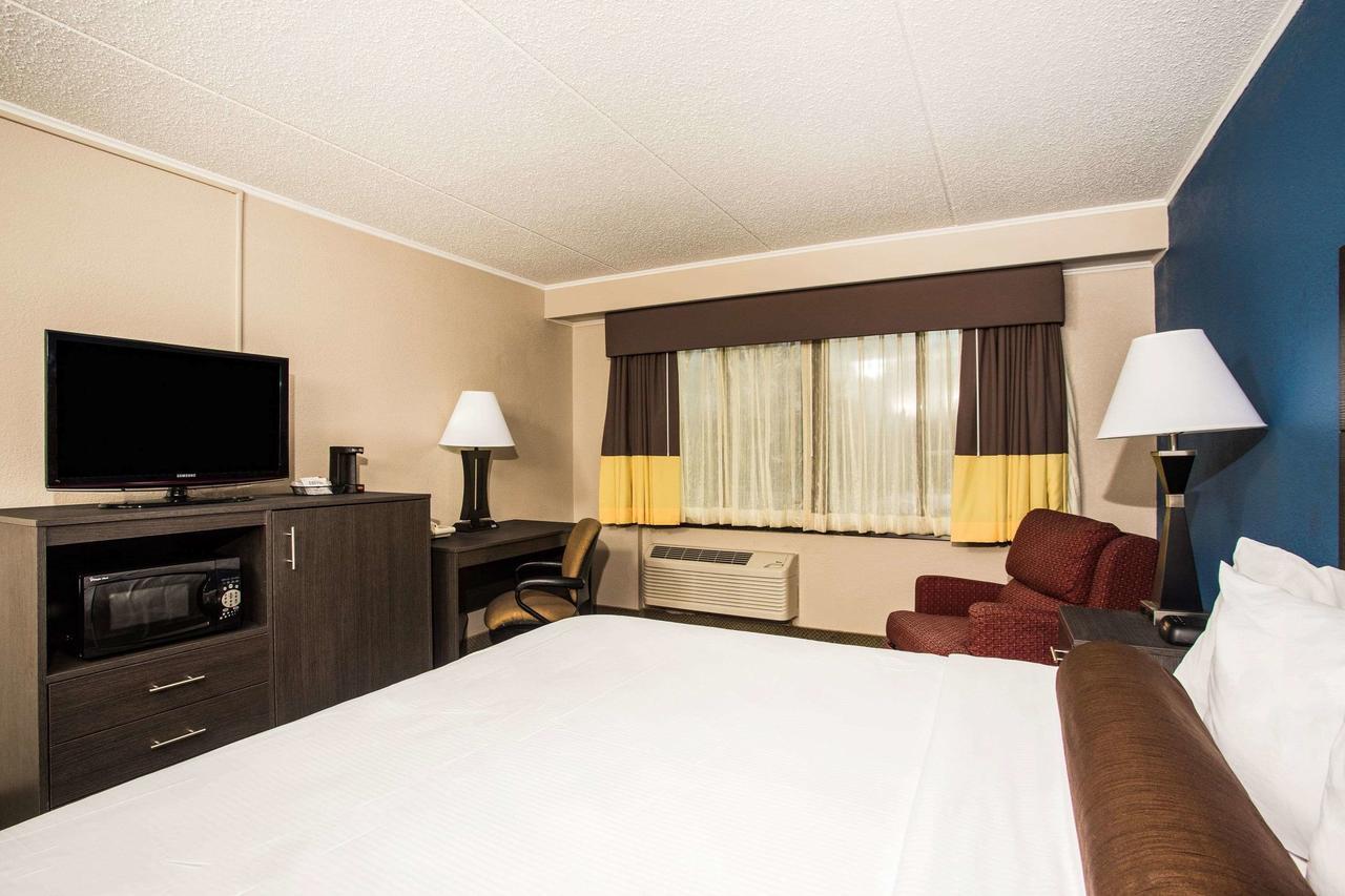 Baymont By Wyndham Appleton Hotel Exterior photo